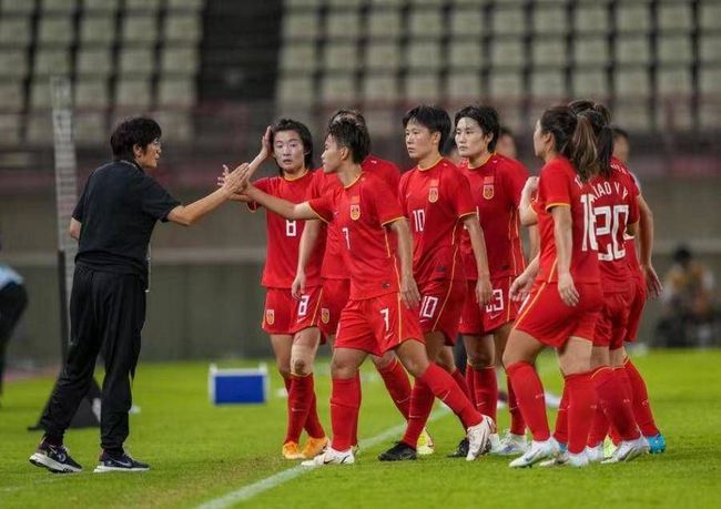 女人趴下脱了内裤光着视频