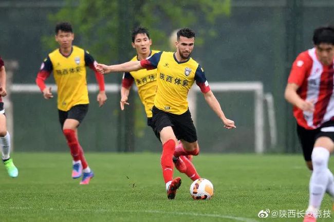 一个男孩子顶哭男孩子